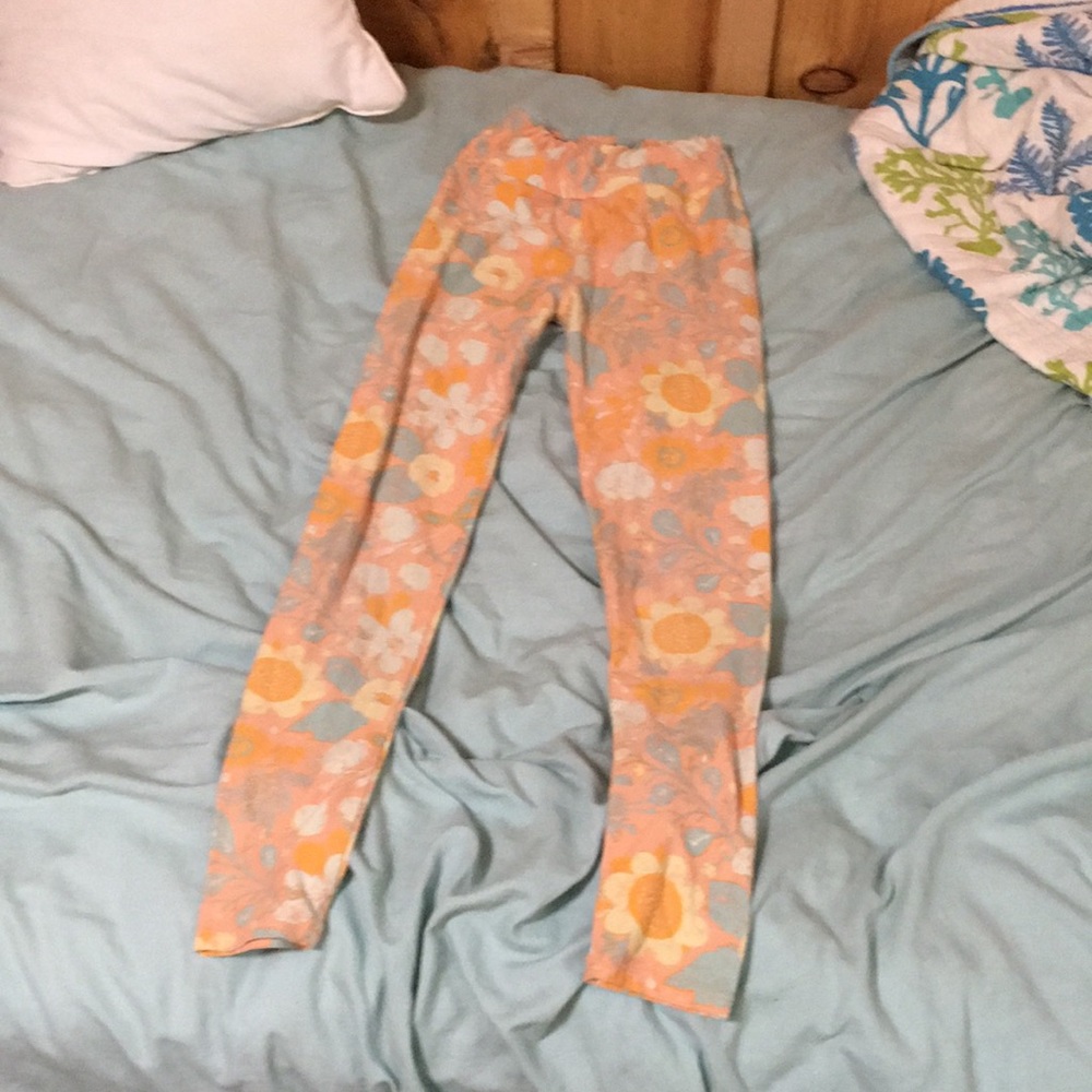 i am selling lula roe leggings